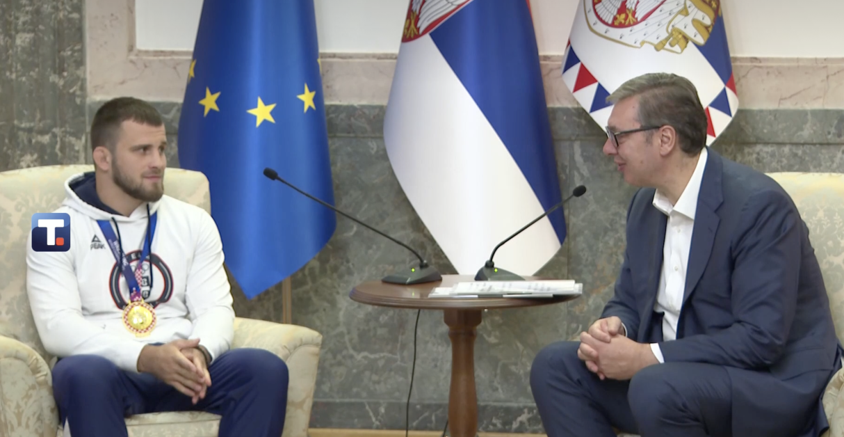 VUČIĆ SA "ZLATNIM" ALEKSANDROM KOMAROVIM Šampion sveta se obratio na srpskom: Hvala! Srbija mi je donela sve (VIDEO)