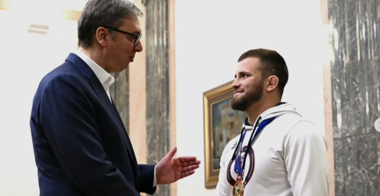 VUČIĆ SA "ZLATNIM" ALEKSANDROM KOMAROVIM Šampion sveta se obratio na srpskom: Hvala! Srbija mi je donela sve (VIDEO)