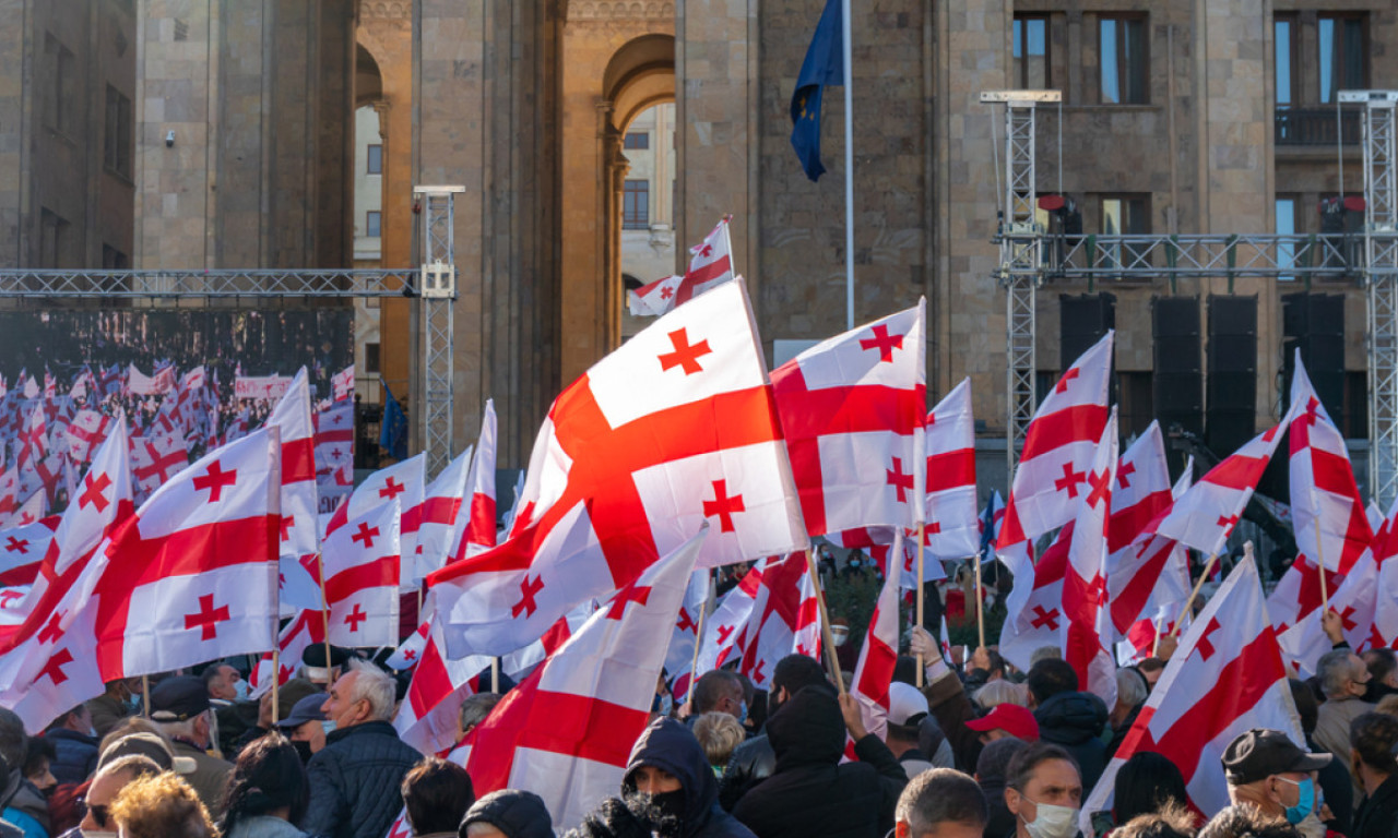 DEMONSTRANTI UPALI U PREDSEDNIČKU PALATU Pogledajte haos u Gruziji na dan izbora, žestoki sukobi na ulicama (VIDEO)