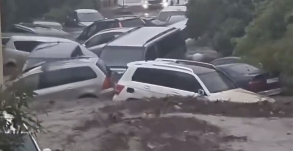 IMA MRTVIH, STRAVIČNE POPLAVE U BUGARSKOJ Telo žene bilo zatrpano blatom i ruševinama! Prizori su jezivi (VIDEO)