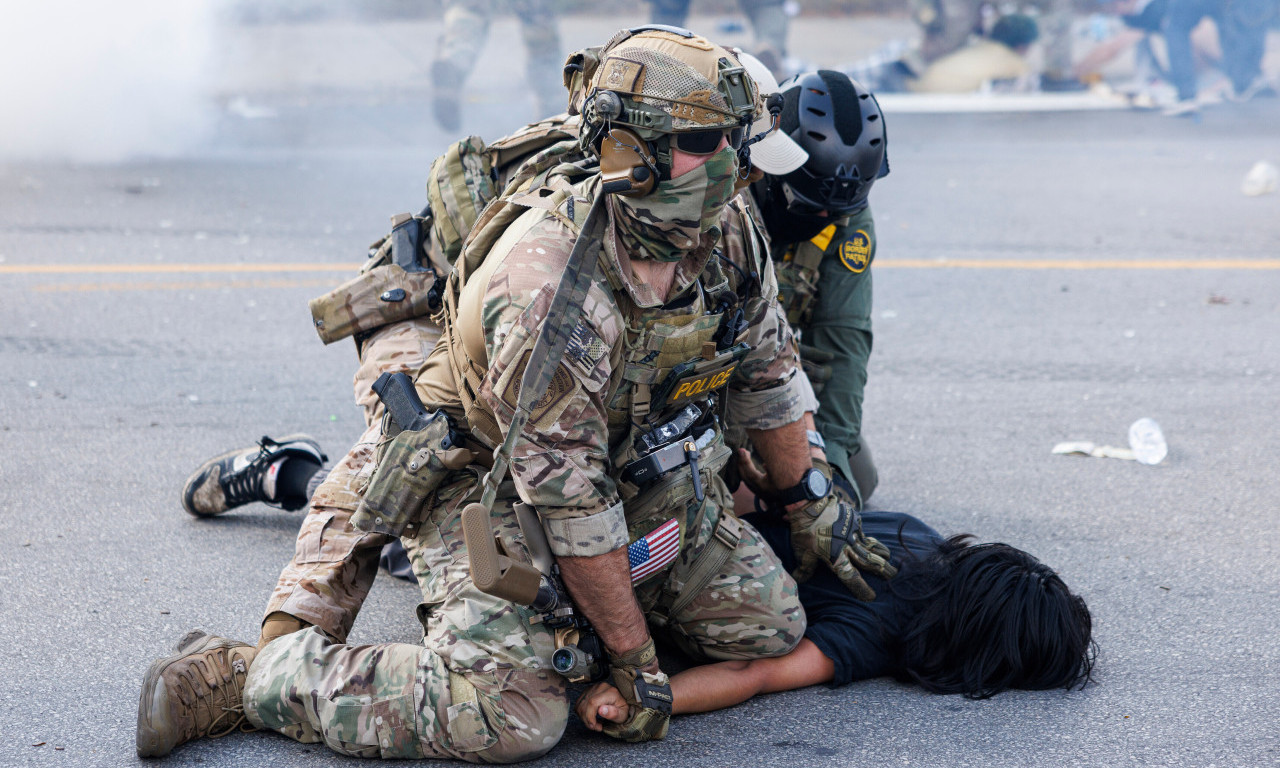 PATROLA UPUCALA ŽENU! Karambol tokom demonstracija u Čikagu! Pogledajte kako policija udara (FOTO+VIDEO)