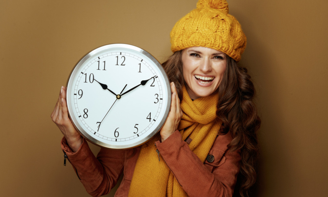 PRELAZIMO NA ZIMSKO RAČUNANJE VREMENA Noćas pomeramo sat - a evo u tačno koje vreme