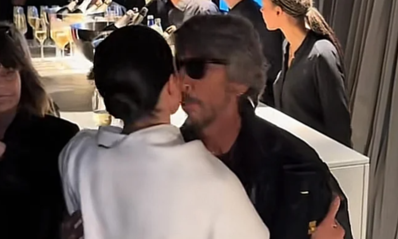 MEGAN MARKL I DIZAJNER SE UMALO POLJUBILI U USTA: Nespretni susret na reviji postao viralan (VIDEO)