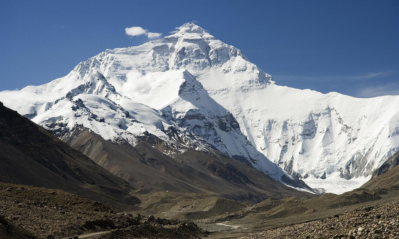 ZAROBLJENO GOTOVO 1.000 LJUDI NA MONT EVERESTU Jezive scene na nadmorskoj visini od 5.000 metara (FOTO)