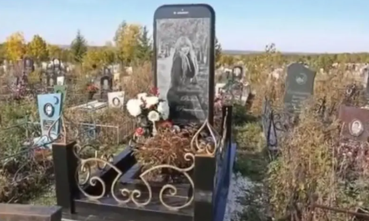 RADNIK NA GROBLJU POMISLIO DA MU SE PRIVIĐA Poginuloj ćerki otac podigao spomenik koji je sve šokirao (FOTO)