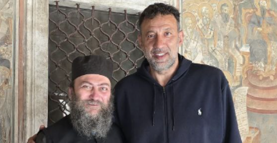 VLADE DIVAC POSLE TEŠKE NESREĆE U MANASTIRU Evo gde je pronašao spas (FOTO)