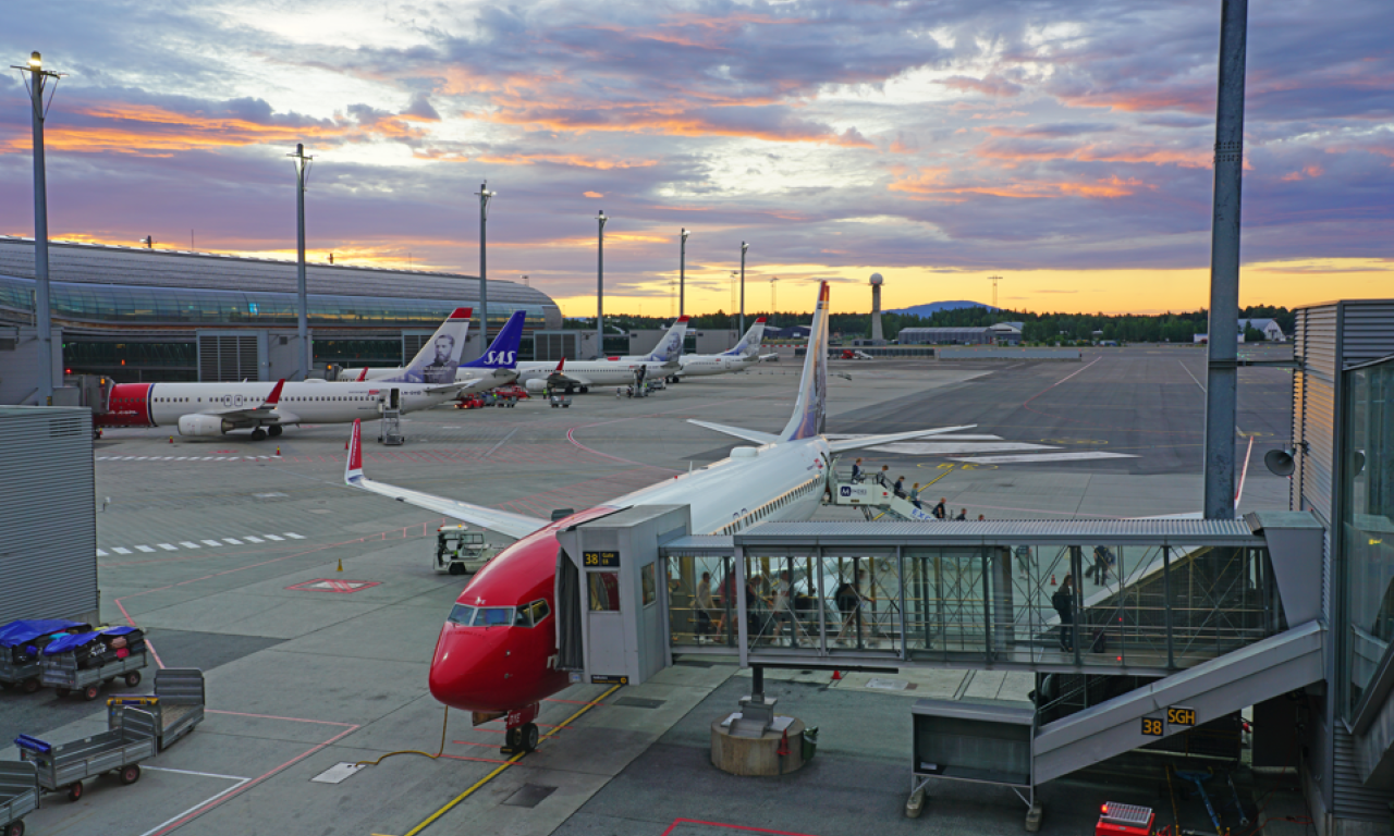 DRONOVI PARALISALI OSLO! Aerodrom zatvoren, putnici ostali zarobljeni na terminalu!