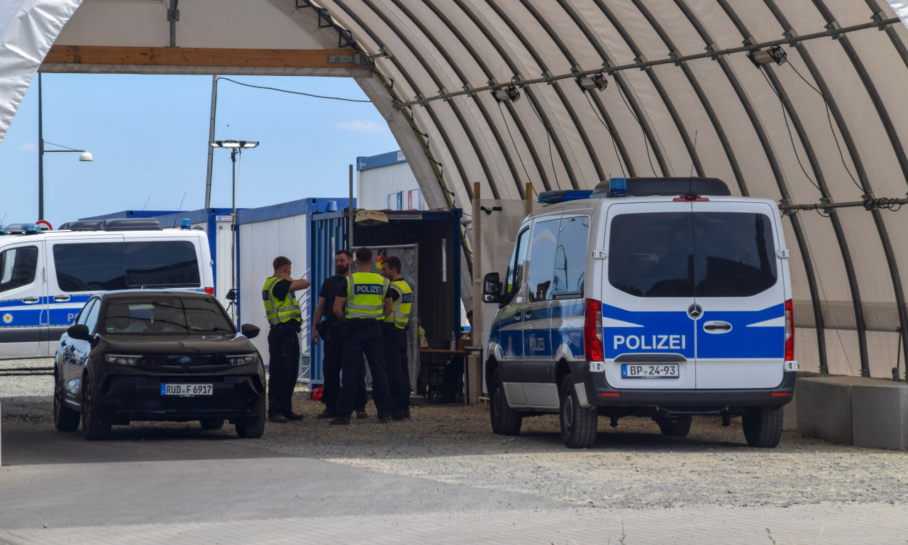 AUTOBUS SA 43 PUTNIKA ZAUSTAVLJEN NA NEMAČKOJ GRANICI Morali su odmah da plate 50.000 evra da bi nastavili put