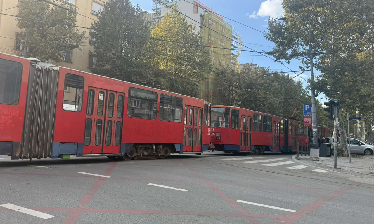 AUTOMOBIL UDARIO NOVOGODIŠNJI TRAMVAJ Haos u centru Beograda  (FOTO)