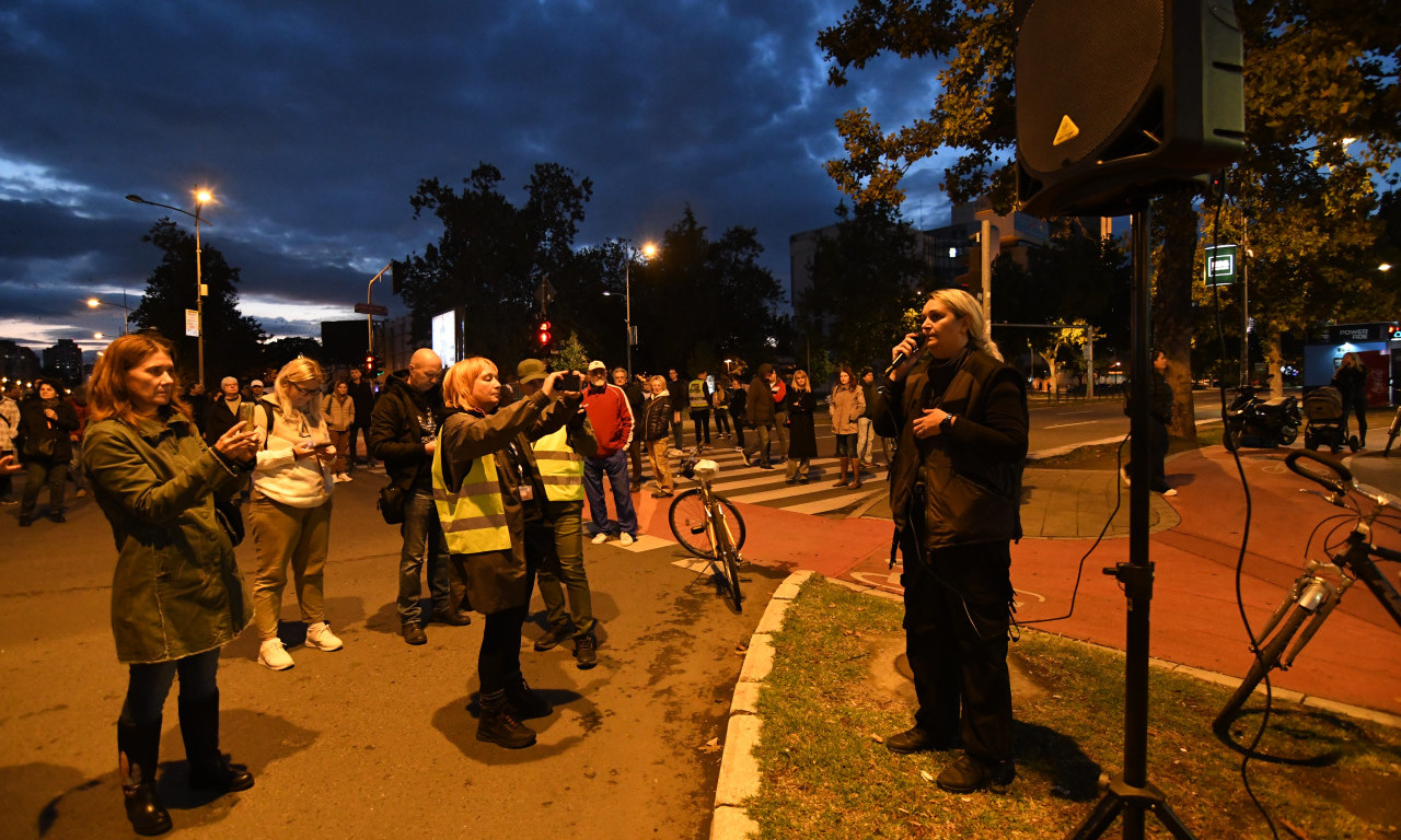 PROTESTI U BEOGRADU I NOVOM SADU Okupila se grupa građana koja traži "novi 6. oktobar" (FOTO/VIDEO)