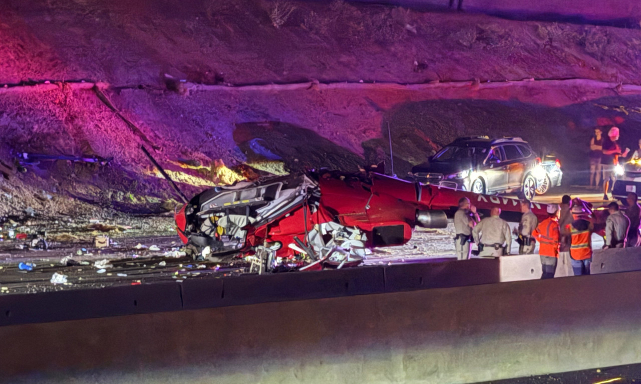 HELIKOPTER PAO NA AUTO-PUT! Letelica smrskana, izvlačili članove posade... Pogledajte prizor iz Kalifornije (VIDEO)