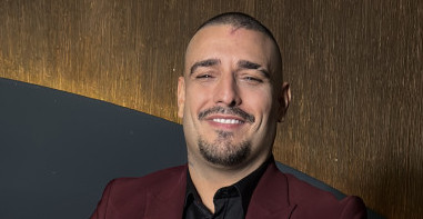 DARKO LAZIĆ VIŠE NE SEDA ZA VOLAN! Pevač na suvozačevom mestu žuri na Sajam, a unutrašnjost kola krije poseban detalj (FOTO)