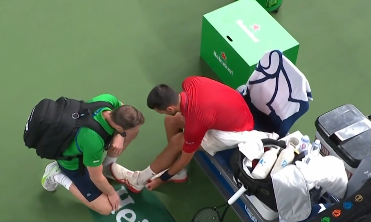 POGLEDAJTE KAKO JE ĐOKOVIĆ UPLAŠIO CEO SVET Tražio masažu, pio lekove, navijači strepeli da ne preda meč (FOTO)