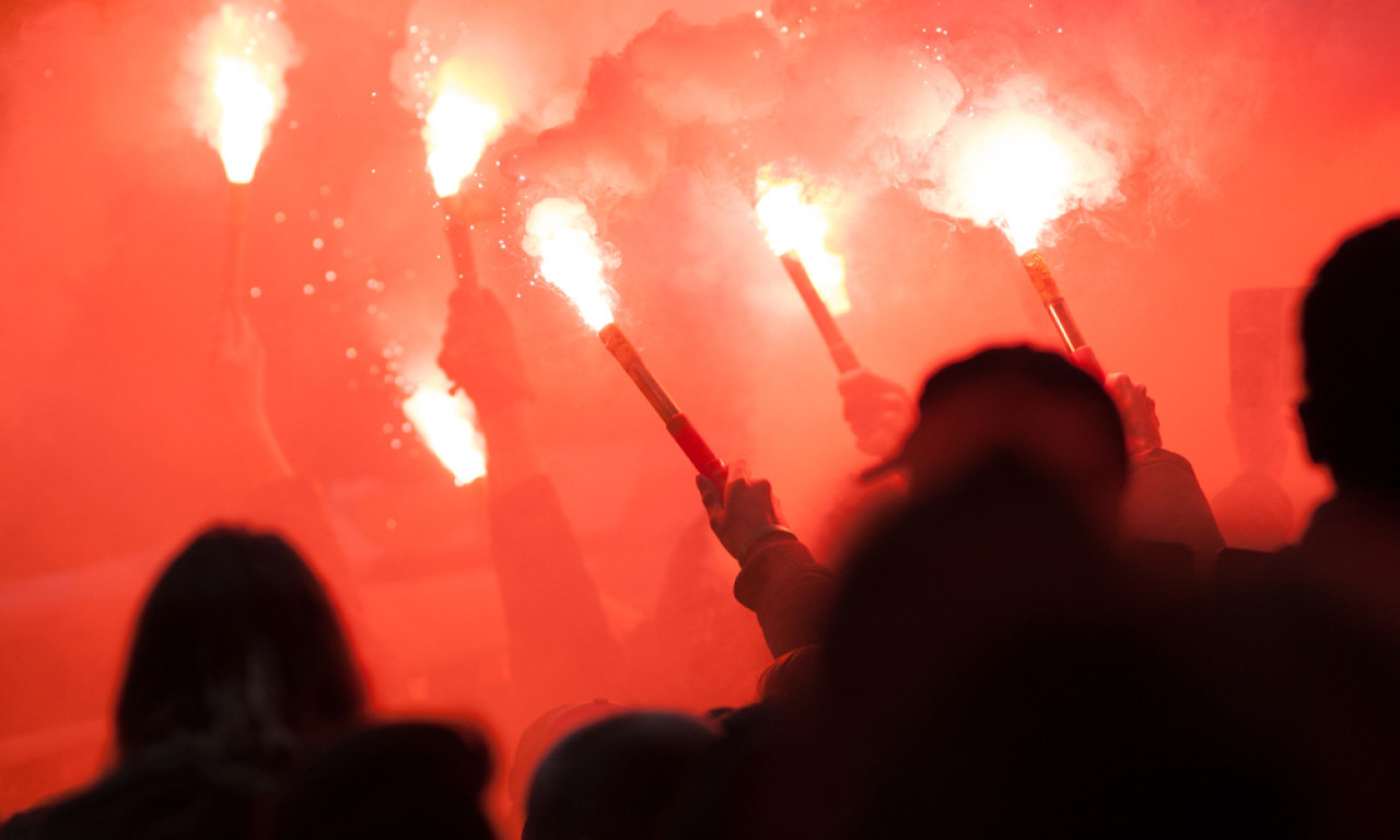 ŽESTOKA TUČA NAVIJAČA KOD PARTIZANOVOG STADIONA Sevaju pesnice i baklje, prolaznici beže, pogledajte snimak (VIDEO)