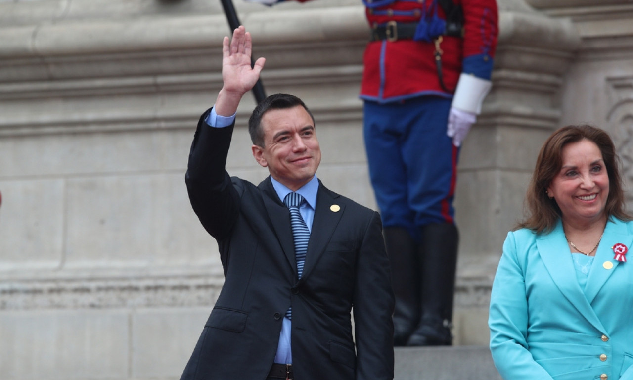 NAPADNUT PREDSEDNIK EKVADORA Veća grupa građana kamenovala i pucala na vozilo u kojem se vozio Noboa (VIDEO)