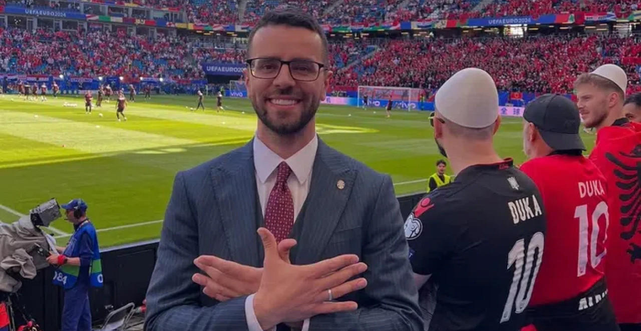 ALBANSKI NOVINAR POKAZIVAO DVOGLAVOG ORLA I PROVOCIRAO SRBE Stigla ga kazna - nema gledanja meča Srbija - Albanija