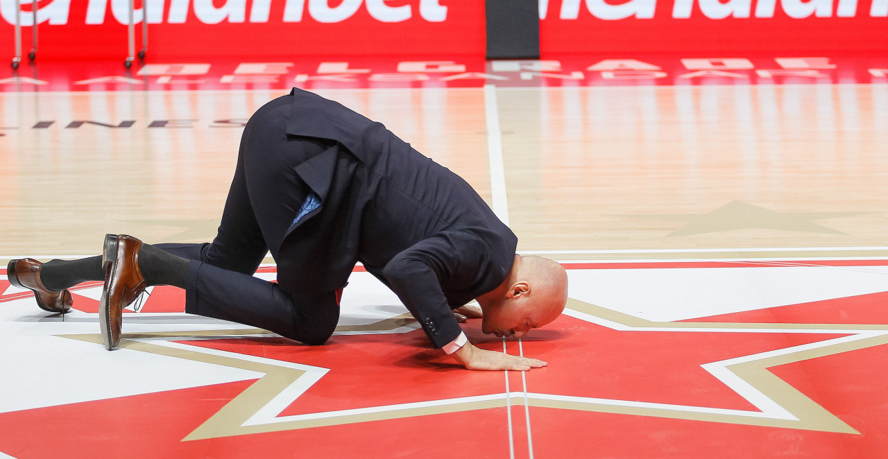 DELIJE MOLE SAŠU OBRADOVIĆA DA SE VRATI, A DA LI SE SEĆATE ONOG POLJUPCA? Gest iz Pionira i danas odzvanja (FOTO+VIDEO)