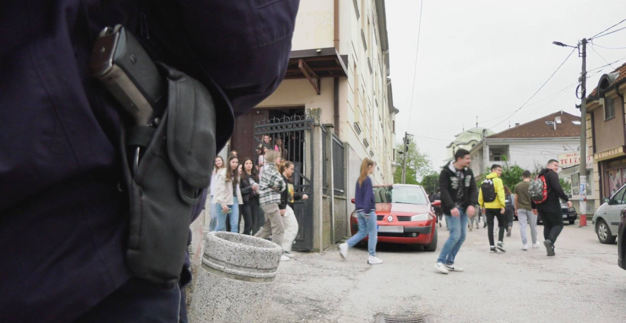 TUKLI I OPLJAČKALI DEČAKA (14) NA PUTU DO ŠKOLE Brutalan incident u Kraljevu - napadači u bekstvu