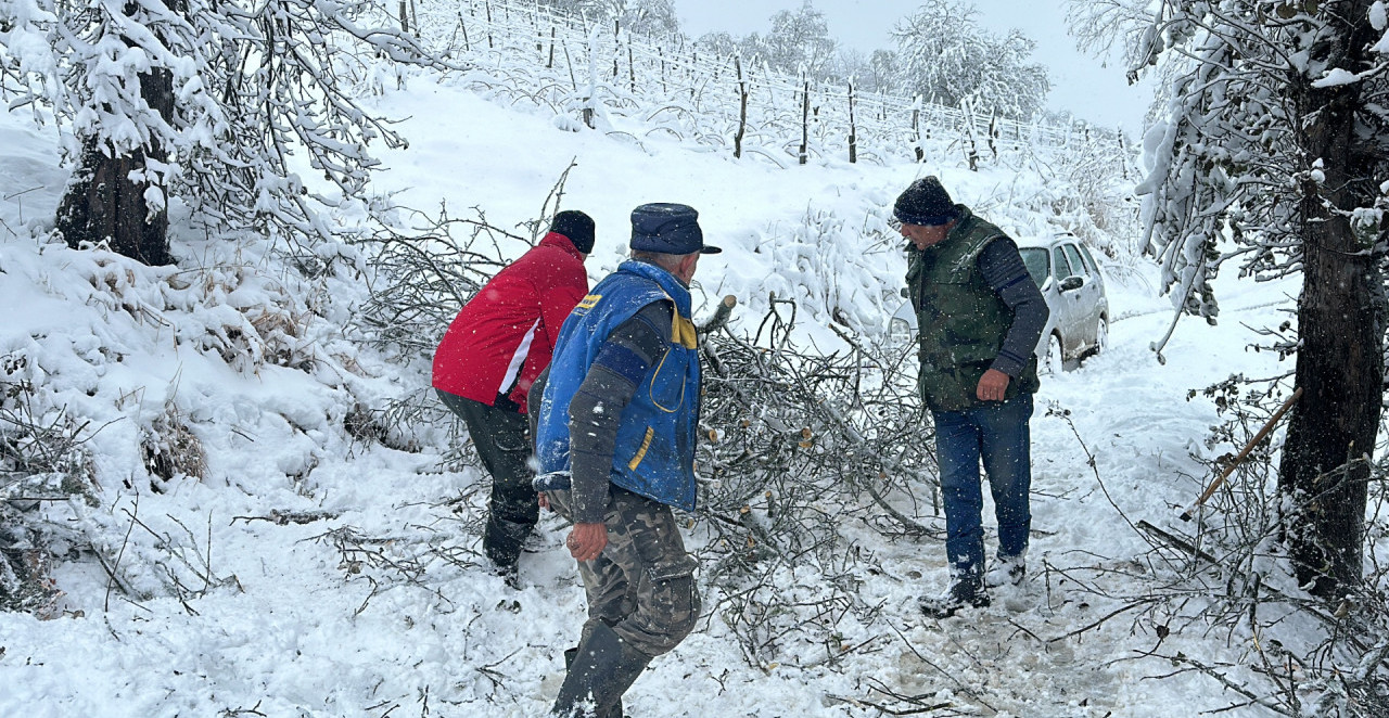 PREKO 4.000 LJUDI U SRPSKIM SELIMA I DALJE U MRAKU Pogledajte kataklizmu koju je izazvao prvi sneg