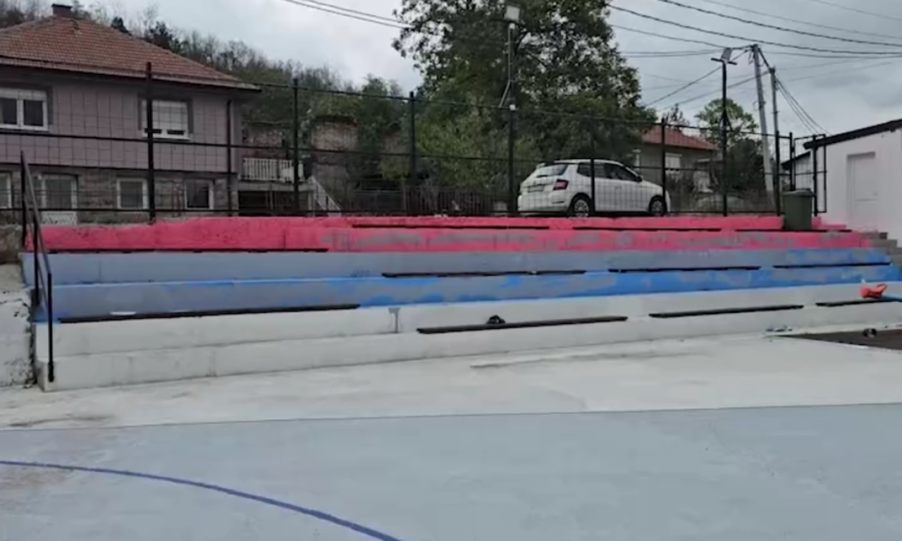 DECA OSTALA BEZ TRIBINA U BOJAMA SRPSKE ZASTAVE Novi incident u Zvečanu (FOTO)