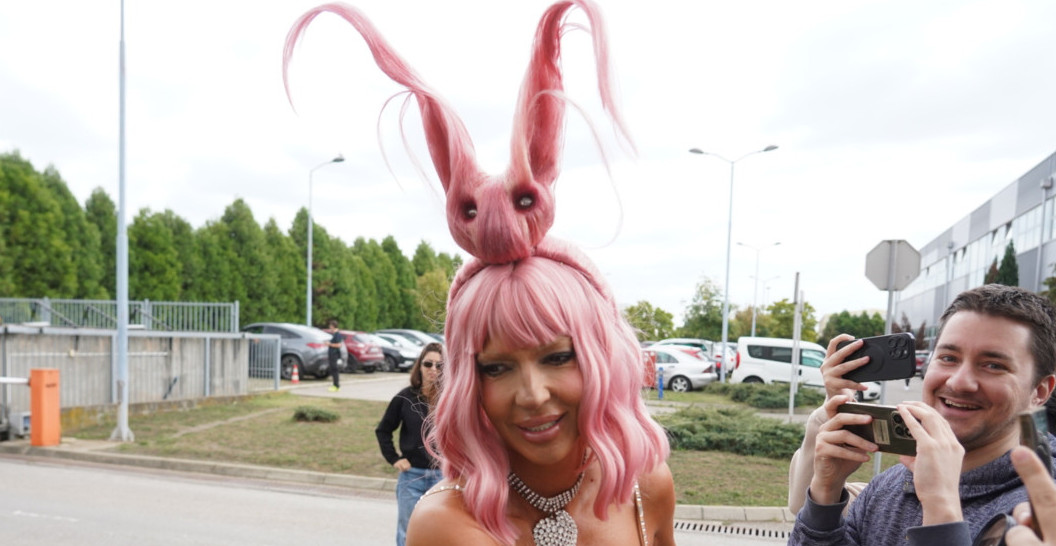 JELENA KARLEUŠA POLUGOLA NA SNIMANJU PINKOVIH ZVEZDA: Ma, pogledajte vi tu frizuru (FOTO)