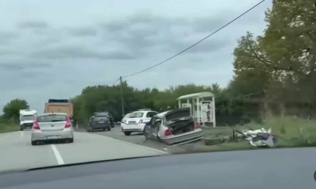 TEŠKA NEZGODA NA PUTU Potpuno slupano vozilo na putu Batuša-Petrovac na Mlavi, policija na licu mesta (VIDEO)
