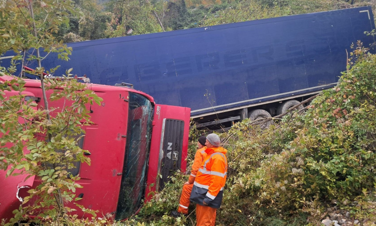 VOZAČ BIO ZAROBLJEN U KABINI ŠLEPERA VIŠE OD 12 SATI! Slučajno spazili teretnjak van druma, pa se sve dobro završilo (FOTO)