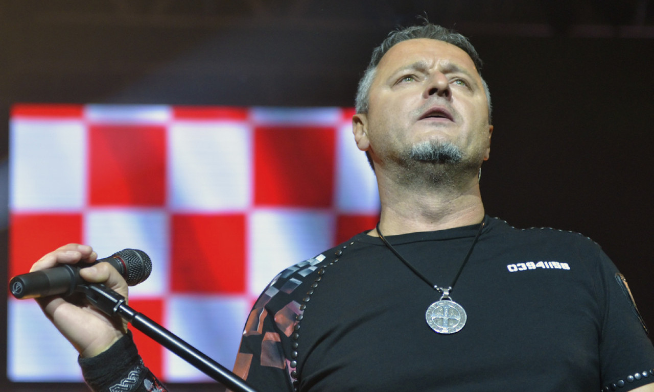 NOVI USTAŠKI PIR U HRVATSKOJ! Tompson pevao uz "Za dom spremni", publika dizala desnice – policija privodila!