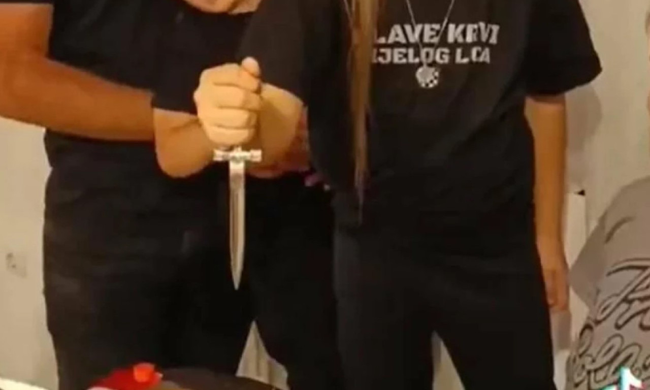 MOŽE LI BOLESNIJE? Pogledajte kako devojčica (6) u Hrvatskoj slavi rođendan - kama u ruci, Tompson na torti... (VIDEO)