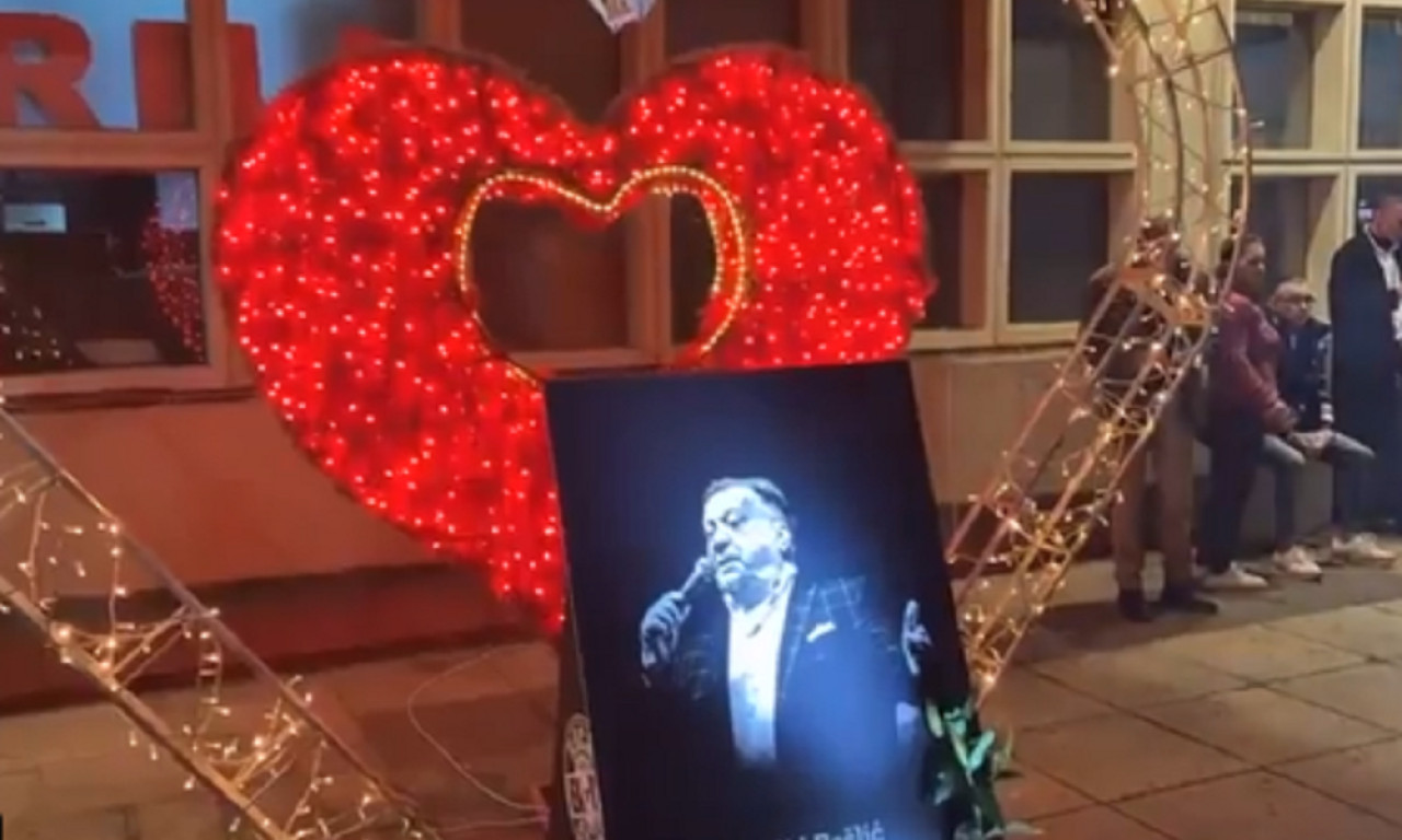 SVI KAO JEDAN, ZA HALIDA BEŠLIĆA! Pogledajte kako Sarajlije odaju počast velikanu narodne muzike, plaču i pevaju (VIDEO)