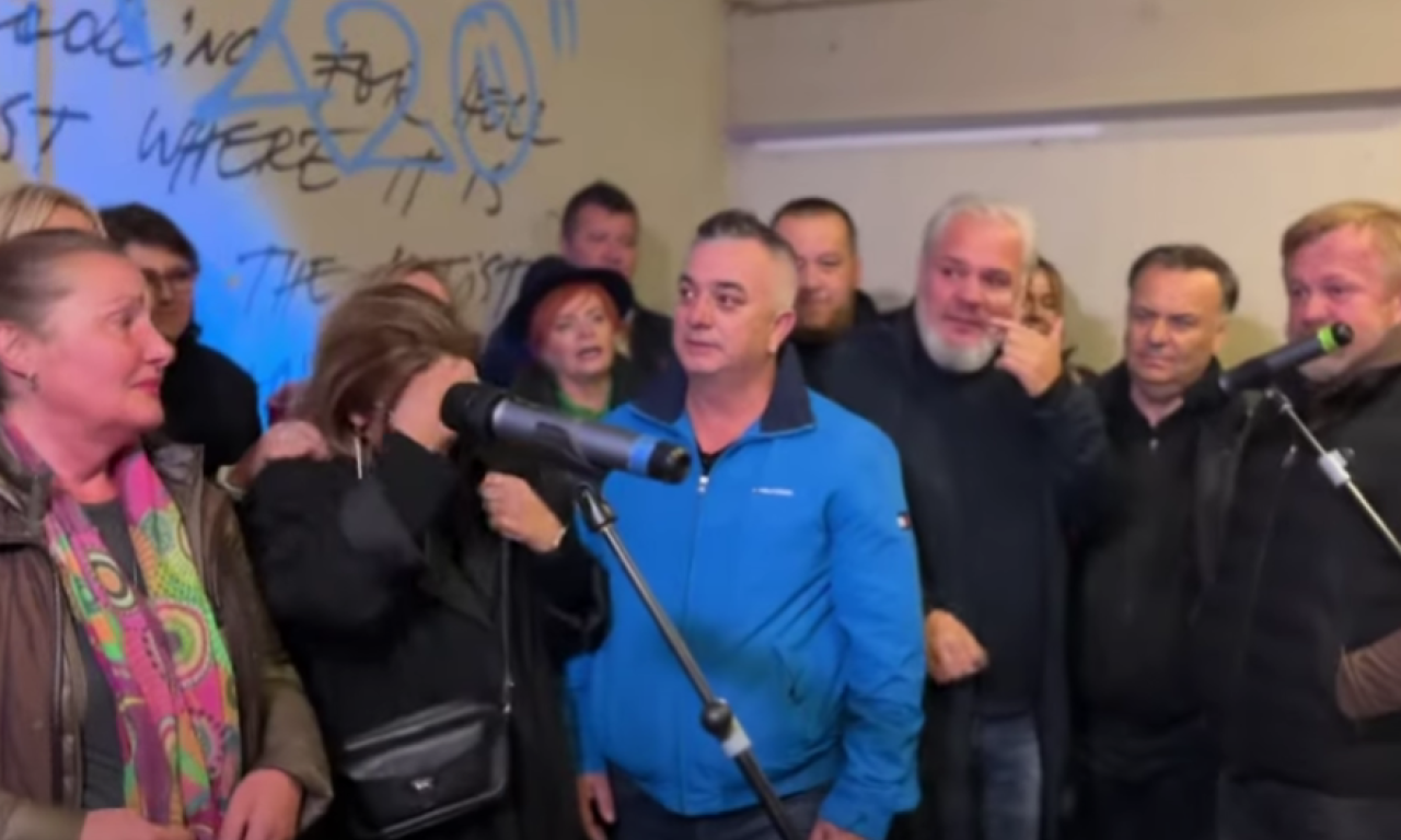 SIN HALIDA BEŠLIĆA PLAČE NA SAV GLAS Pored njega njihov harmonikaš - emotivne scene na Skenderiji kidaju dušu (VIDEO)
