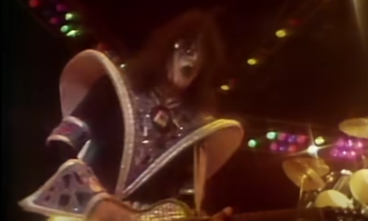 LEGENDARNI ROKER DOŽIVEO TEŠKU NESREĆU Hitno je prebačen u bolnicu nakon udesa