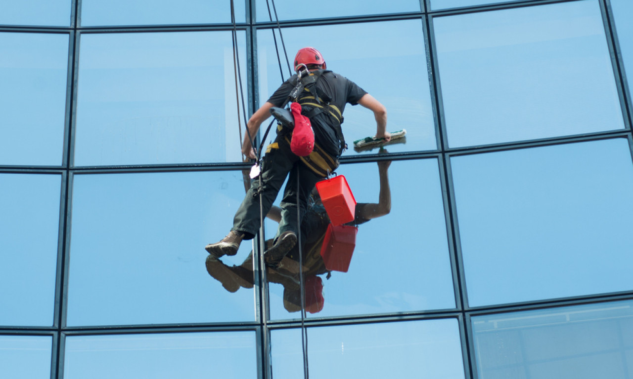 TINEJDŽERI UMALO UBILI PERAČA PROZORA Opasna "igra" dece u naselju Zemunske kapije, ovo su detalji drame (FOTO)