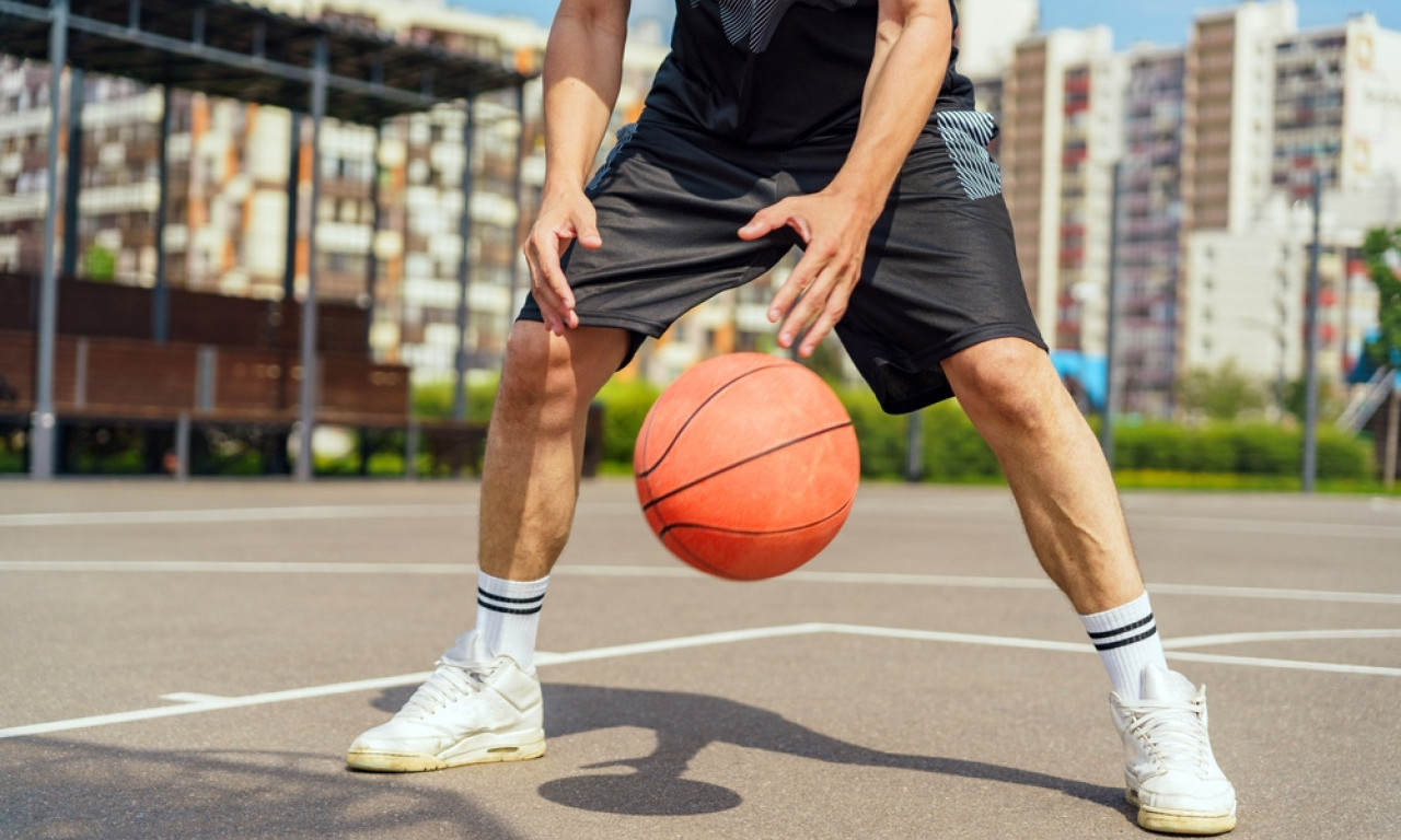 UPOZNAJTE NOVOG KOŠARKAŠKOG "DŽINA" Ima samo 14 godina i nećete verovati koliko je visok, o njemu svi pričaju (VIDEO)