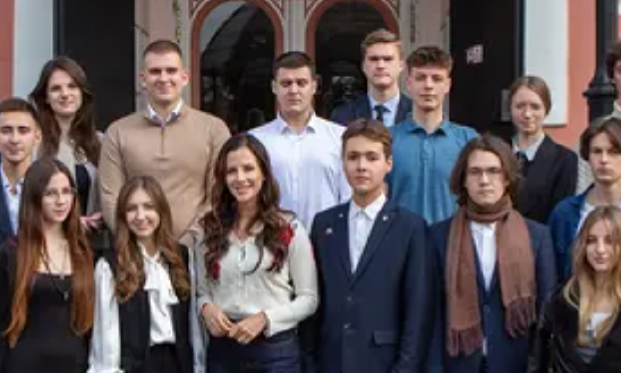 TAMARA VUČIĆ U MOSKVI: Prva dama Srbije posetila Crkvu Svetih apostola Petra i Pavla (VIDEO)
