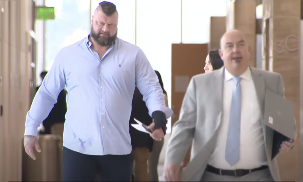 ISPLIVAO SNIMAK BRATA NIKOLE JOKIĆA IZ SUDA Ima 2,08 m i 180 kg! Osuđen je, a ovako mu je sudija pretio zatvorom (VIDEO)