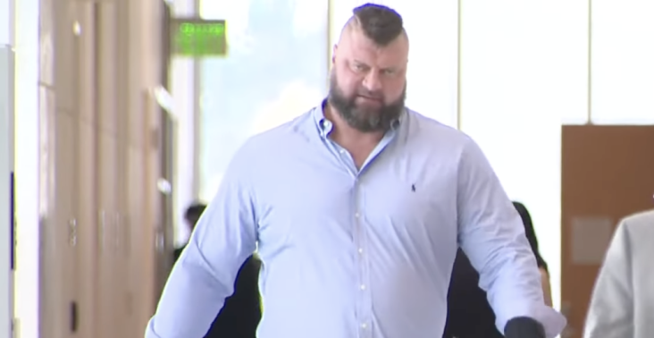 ISPLIVAO SNIMAK BRATA NIKOLE JOKIĆA IZ SUDA Ima 2,08 m i 180 kg! Osuđen je, a ovako mu je sudija pretio zatvorom (VIDEO)