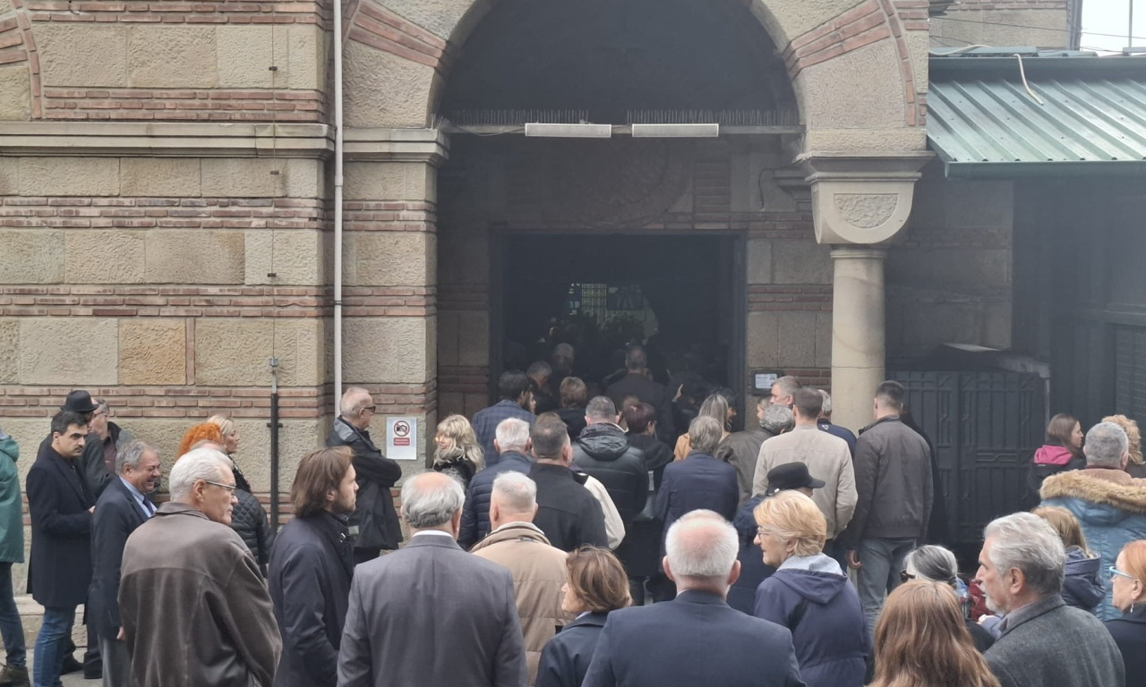 BEOGRAD SE OPROSTIO OD ZDRAVKA ŠOTRE Održan ispraćaj za kremaciju, a ispratile ga brojne legende glumišta (FOTO)