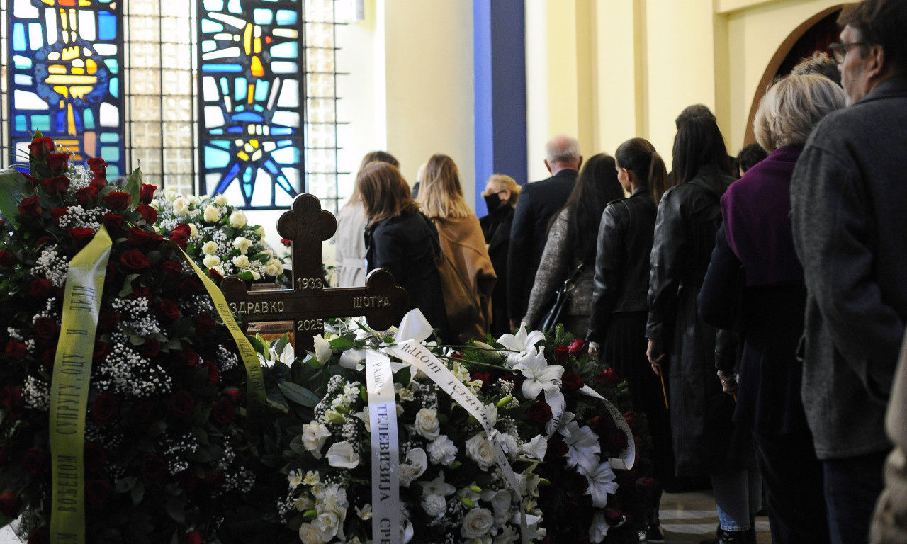 ŠOTRINA UDOVICA ISPIJENA I BLEDA Profesorka Neda skoro nevidljva na ispraćaju za kremaciju, nosila je i masku (FOTO)