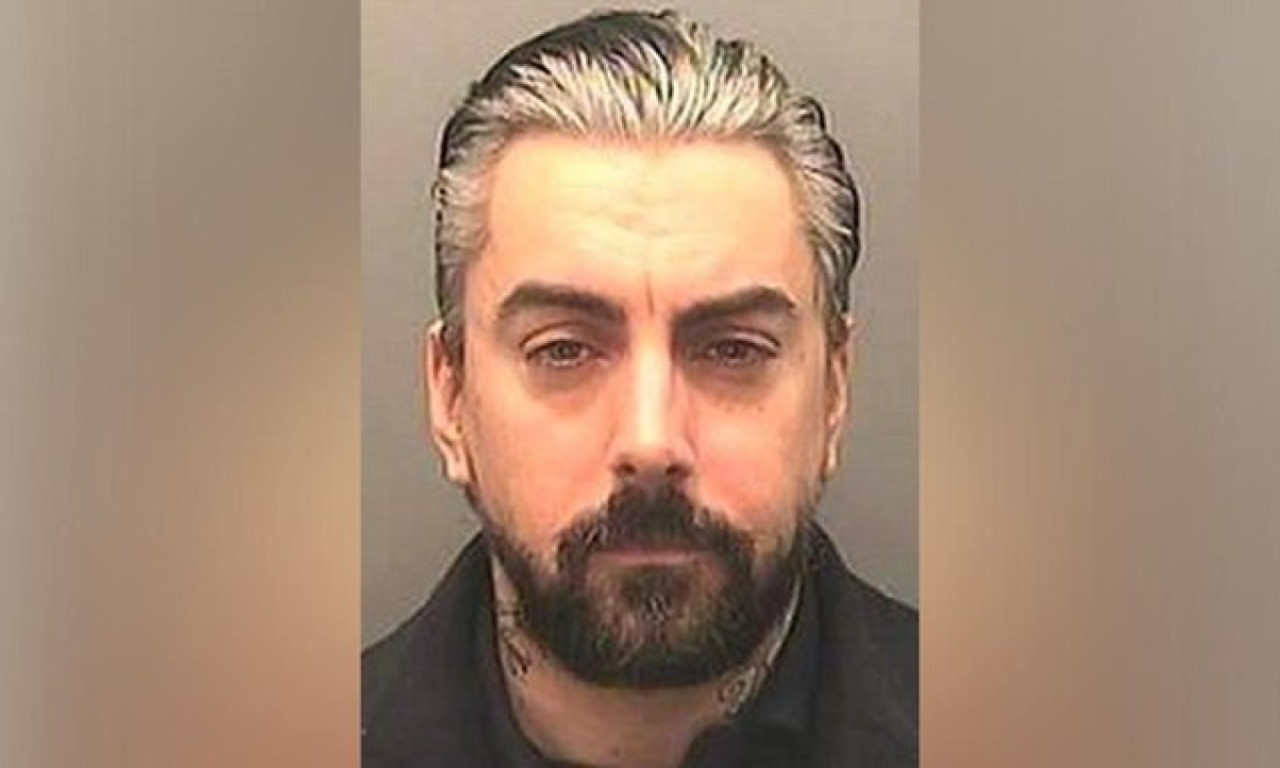 PEVAČU PEDOFILU PREREZAN VRAT U ZATVORU: Bivša devojka slavi: „Iznenađena sam što ga nisu ubili ranije“