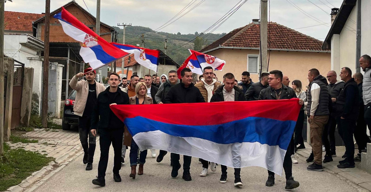 IZBORI NA KIM: Srbi krenuli u koloni, razvili i trobojku! Elek glasao, pa ohrabrio birače (VIDEO)