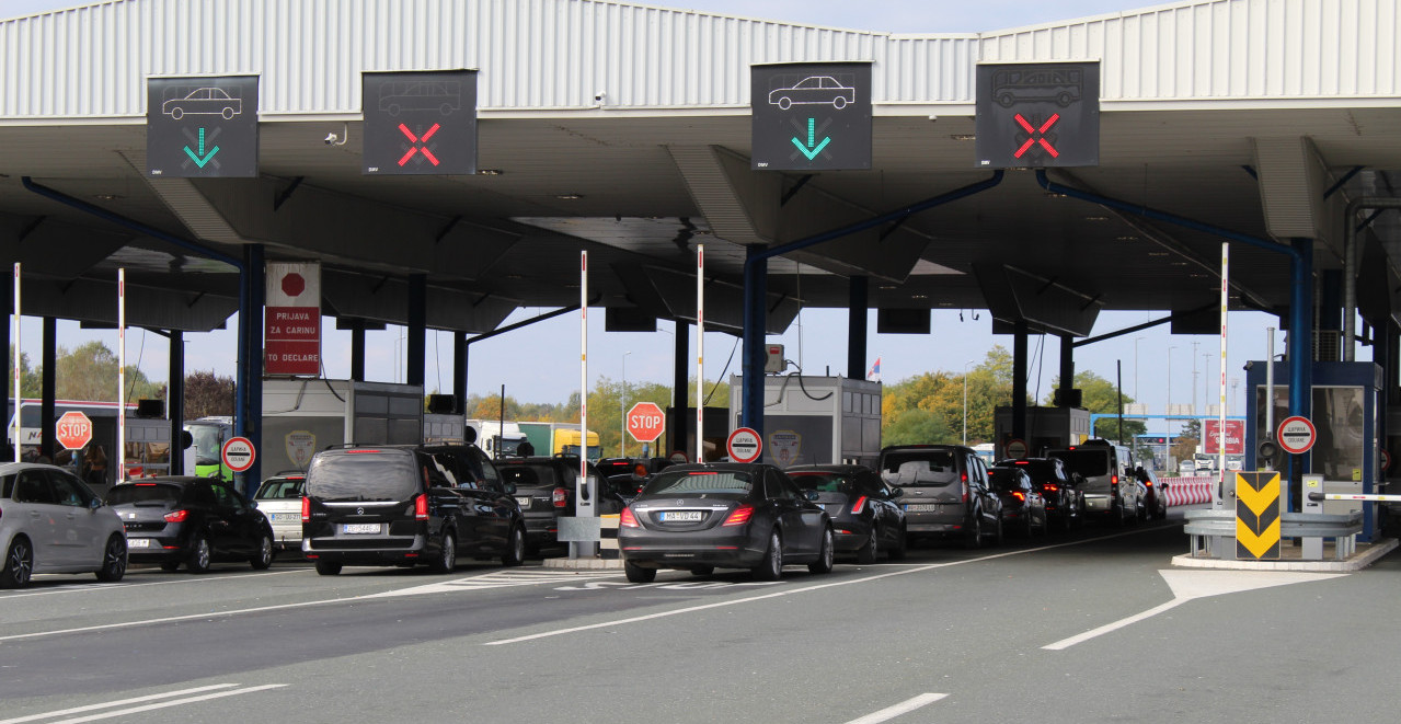 GUŽVE NA GRANICAMA Teretnjaci na Batrovcima na izlazu iz Srbije čekaju šest sati
