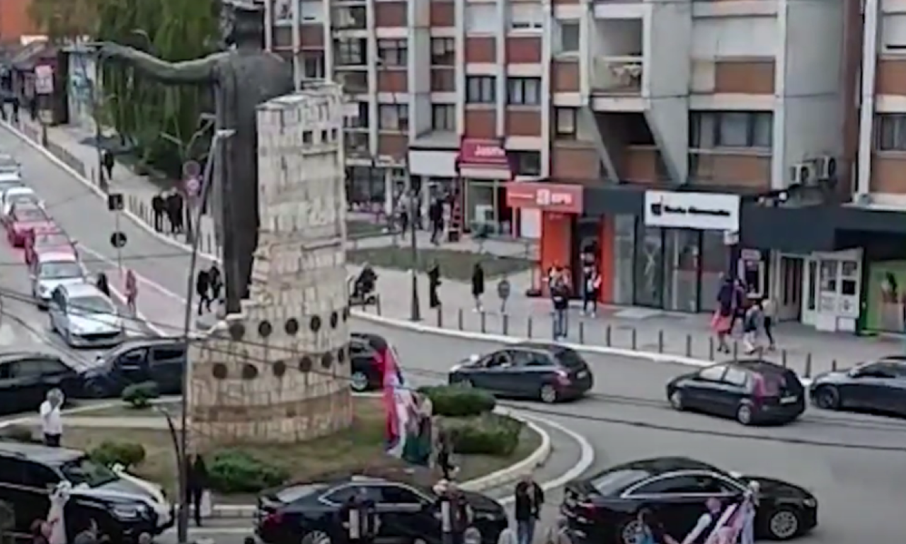 NEOBIČNA SCENA NA DAN IZBORA U SEVERNOJ MITROVICI Okupili se Srbi uz srpsku trobojku, policija samo gleda (VIDEO)