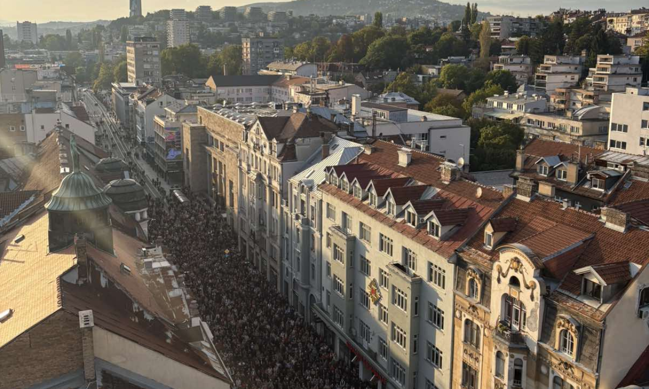 K1INFO NA KOMEMORACIJI BEŠLIĆU U SARAJEVU: Nepregledna kolona građana se pozdravlja od legende, Hanka u suzama (VIDEO)