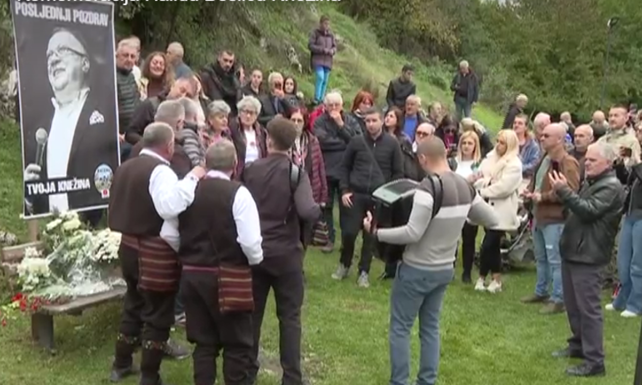 K1INFO U RODNOM MESTU HALIDA BEŠLIĆA Potresne scene - narod se okupio u Knežini, uz pesmu i cveće ispraća legendu (VIDEO)