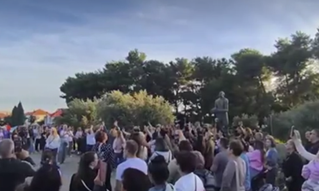 EMOTIVNE SCENE IZ ZADRA I u Hrvatskoj se narod okupio da oda poštu legendarnom Halidu Bešliću (VIDEO)