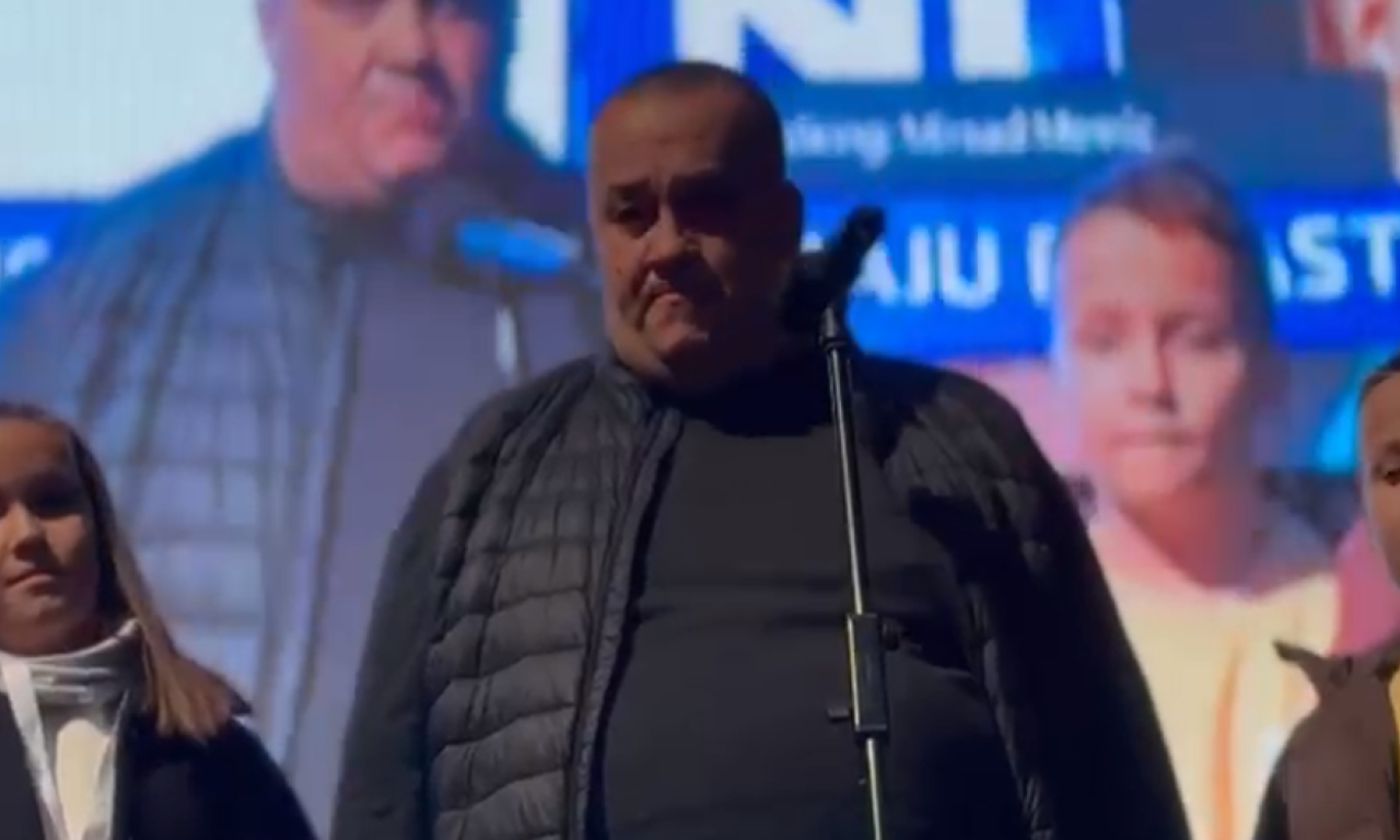 SIN HALIDA BEŠLIĆA ZAPLAKAO U SARAJEVU Održao je govor pred hiljadama ljudi koji su se okupili u čast legende (VIDEO)