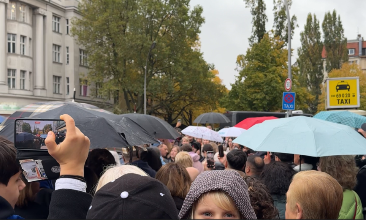 BERLIN PLAČE ZA HALIDOM BEŠLIĆEM Ljude nije sprečila ni kiša da izađu na ulice: "Ovakav čovek se više ne rađa" (VIDEO)