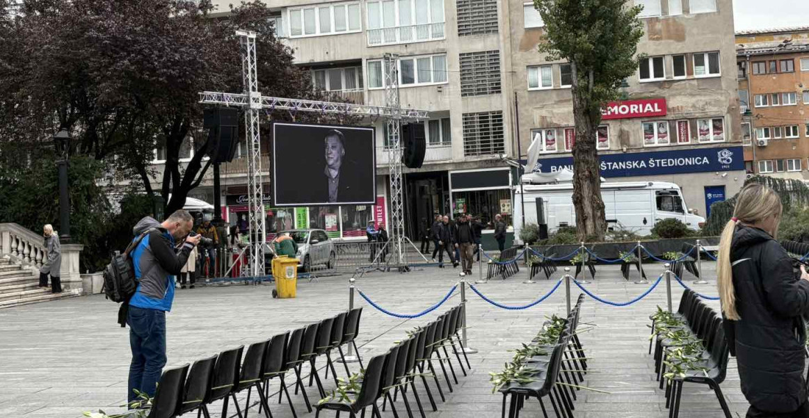 SARAJEVO OPLAKUJE BEŠLIĆA: Sin Dino već došao na komemoraciju, među prvima stigla naša pevačica (FOTO)