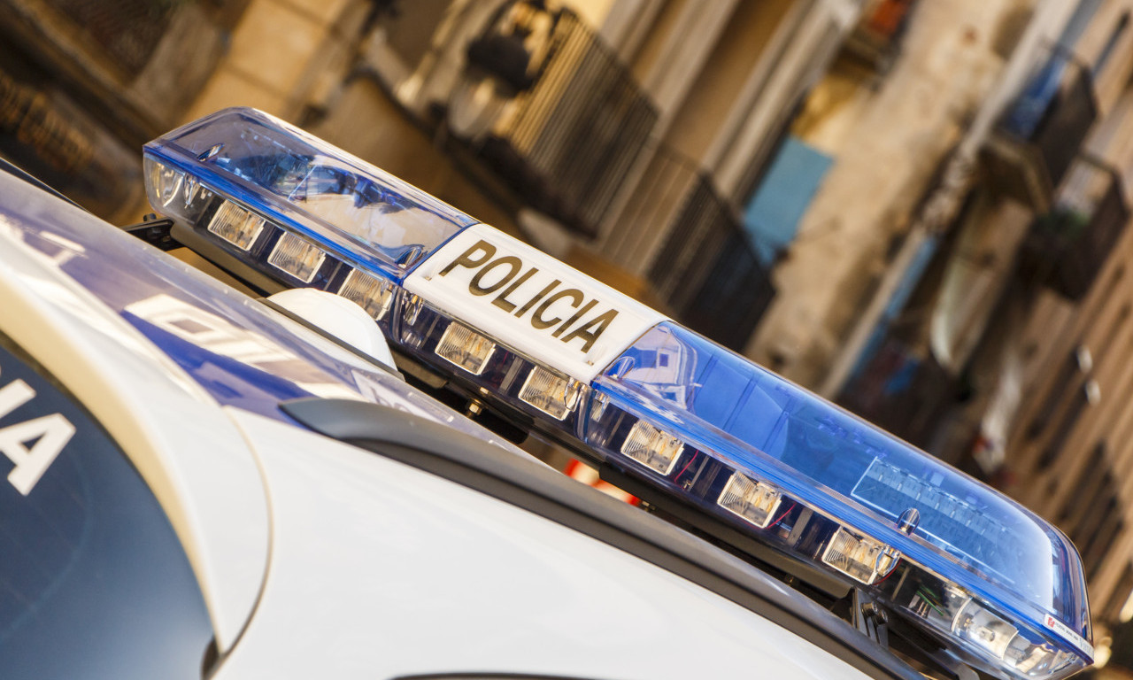 MAJKA SA DVOJE DECE SE BACILA SA SOLITERA: Na mestu ostala mrtva, deca hitno prevezena u bolnicu